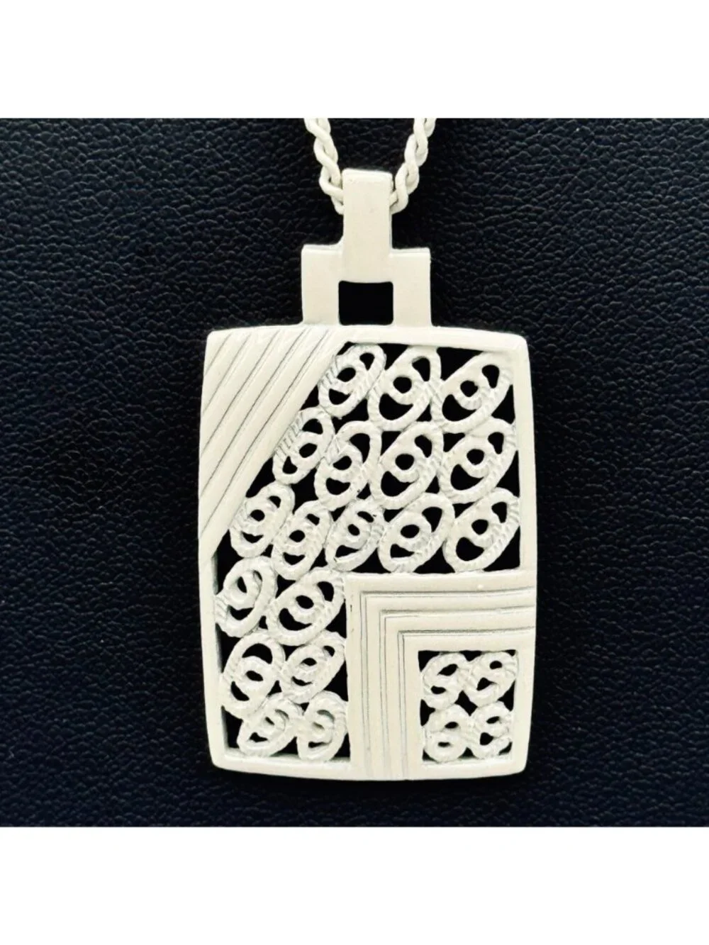 Vintage White Enamel Pendant and Chain Filigree Open Work 1970s Look 28" - Picture 2 of 8